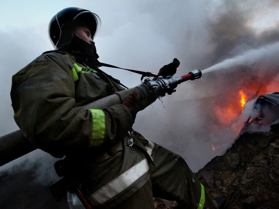 Частный жилой доме загорелся во Владивостоке среди ночи