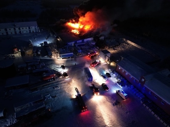 Тушили больше суток: ямальцы сообщают о гибели человека в крупном пожаре в Губкинском