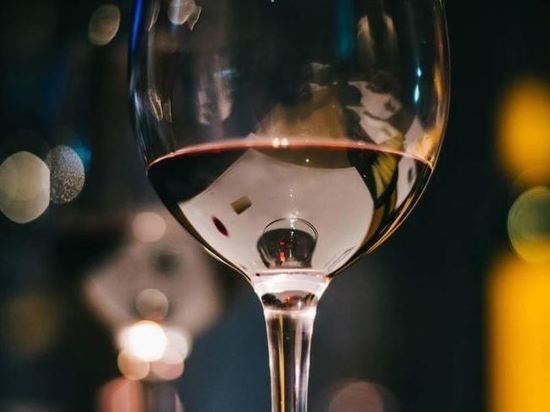 В Роскачестве рассказали, из каких бокалов нужно пить игристое вино