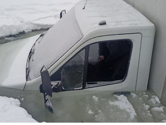 В Бурятии под лед провалился автомобиль «Газон Некст»
