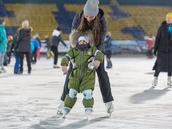 Массовые катания на коньках организовали на большом ледовом поле стадиона «Труд» в рамках всероссийской акции «Спортивная зима»