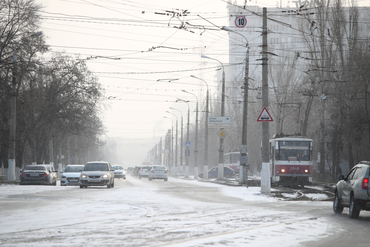 Погода в волгограде в мае 2024. Снег в Волгограде. Заснеженный Волгоград. Снегопад в городе фото. Первый снег в Волгограде.