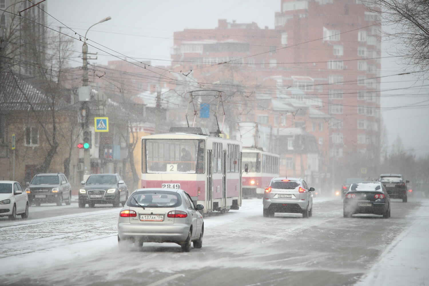 Когда выпадет снег в волгограде 2023. Метель в городе. Со снежным ноябрьским днем. В волгограде выпал снег. Волгоград зимой.