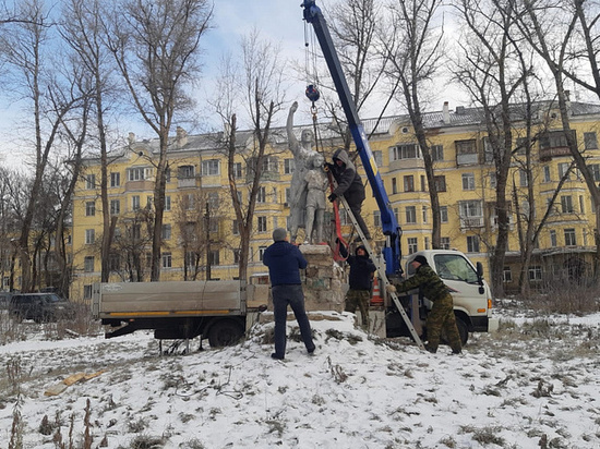 В Пролетарском районе восстановят скульптуры «Встречающие»