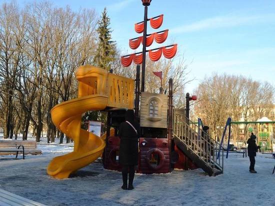 Детский корабль установили в парке «30 лет Октября»