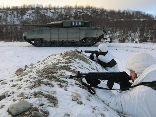 Опубликованы кадры с боевых учений мотострелков и танкистов в Мурманской области