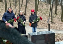 3 декабря губернатор Белгородской области вместе с семьей посетил могилу безымянного летчика