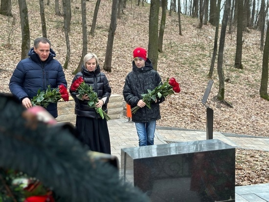 Вячеслав Гладков с женой и сыном возложили цветы к могиле безымянного летчика в Белгороде