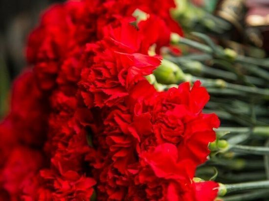 В Казани молодежь возложила цветы к Вечному огню в День неизвестного солдата