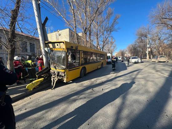 В Саратове в аварии автобуса пострадали 10 человек