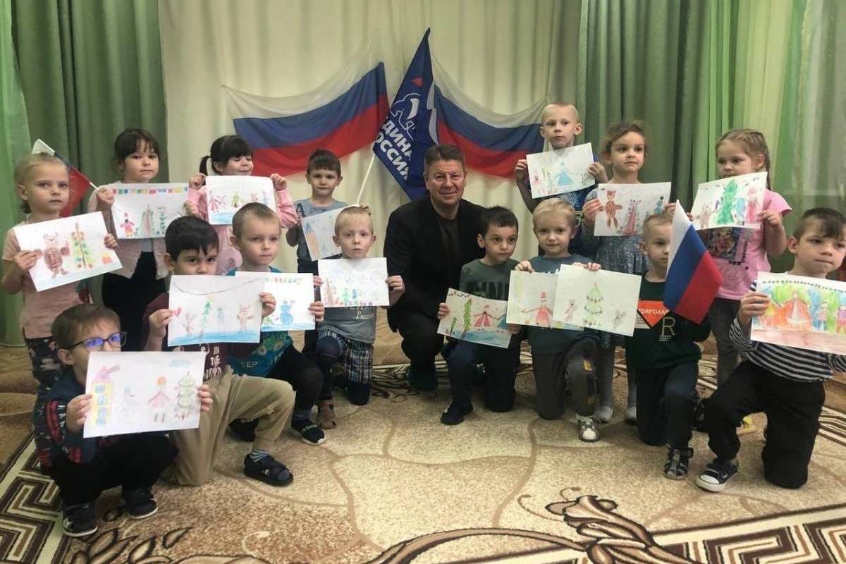 В Костромской области стартовала акция по изготовлению новогодних открыток участникам СВО
