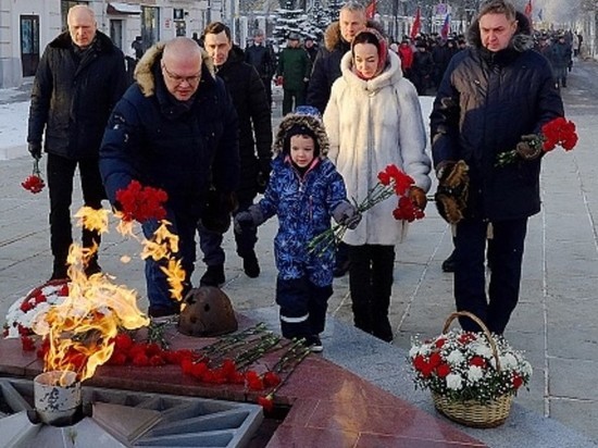 Губернатор Кировской области с семьей отдали дань памяти Неизвестному солдату