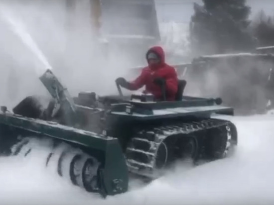 В Кирове умелец собрал снегоубощик на базе машины "копейка"