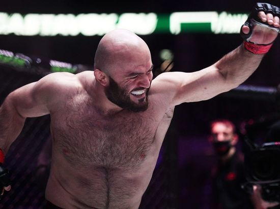 Исмаилов победил Шлеменко в главном матче MMA-турнира