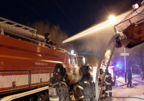 Двухэтажный деревянный барак, расположенный в самом центре города, по улице Истомина, 94 тушили этой ночью сотрудники пожарной охраны