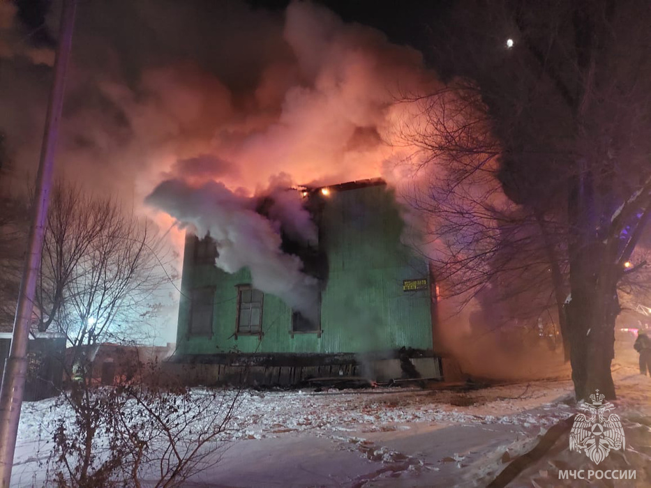Деревянный барак сгорел в центре Хабаровска: фото с места происшествия