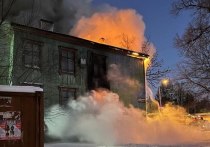 В социльных сетях очевидцы подлились кадрами видео с места пожара в двухэтажном бараке на улице Истомина, 94 в Хабаровске
