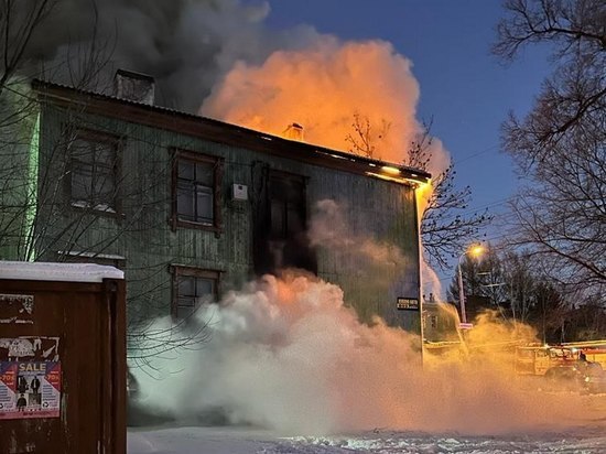 Появилось видео с пожара в бараке на Истомина в Хабаровске
