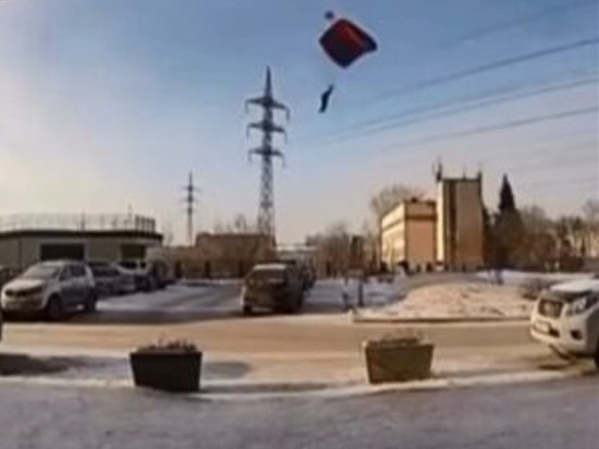 В Новосибирске экстремал прыгнул с парашютом с 25-этажного