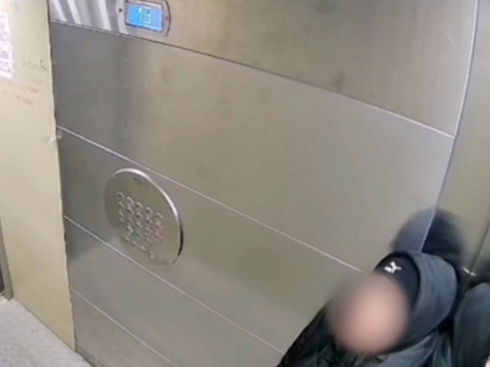 В Воронеже девушка справила нужду в лифте и затем долго демонстрировала свое лицо камере видеонаблюдения