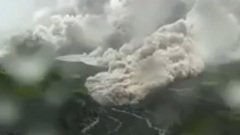 На острове Ява извергается вулкан Семеру: эпичное видео 