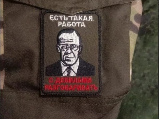 Псковские десантники в зоне СВО показали шевроны с цитатой Лаврова