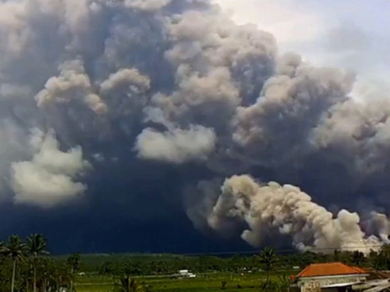 Утром в воскресенье, 4 декабря, на индонезийском острове Ява началось извержение вулкана Семеру