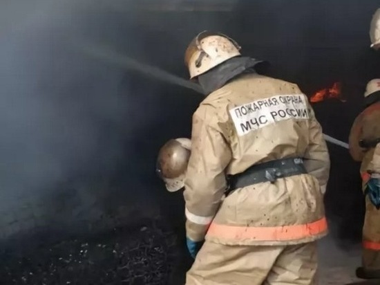 Пожар в жилом доме в Орске тушили 13 человек