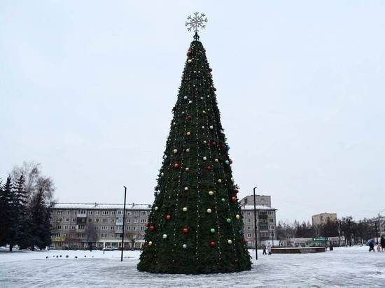 В Свердловском районе Красноярска нарядили 15-метровую новогоднюю елку