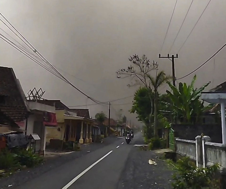 На острове Ява в Индонезии началось извержение вулкана Семеру