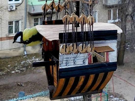 Жители Воронежа соорудили кормушку для птиц в виде Петровского корабля