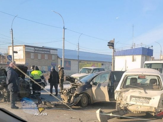 Массовая авария произошла в Ленинском районе Новосибирска
