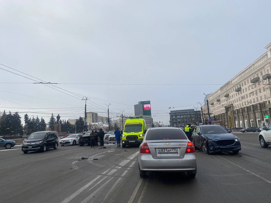 Реанимобиль прибыл к месту ДТП с двумя кроссоверами в Челябинске