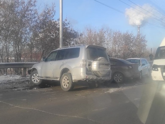 Массовая авария произошла на Винаповском мосту в Новосибирске