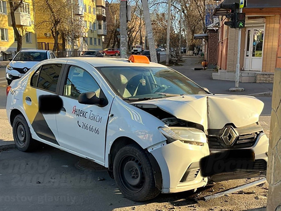 В Ленинском районе Ростова такси врезалось в гостиницу