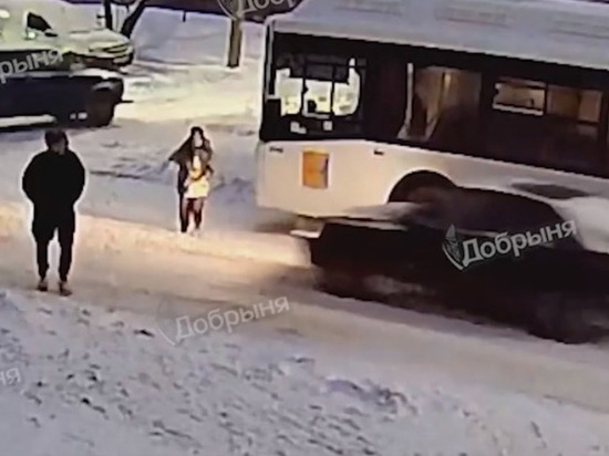 В Кирове в соцсетях опубликовали видео, на котором машина сбила ребенка