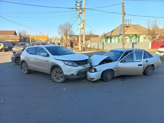 В Балакове в результате ДТП "нос в нос" госпитализирована девушка