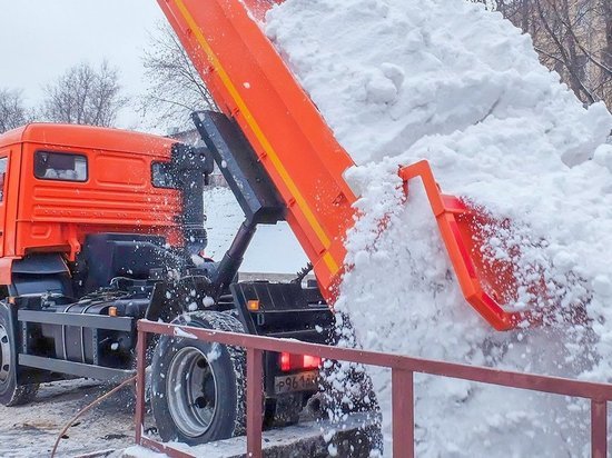 В Кирове за сутки высыпали на дороги 36 тонн галита и 24 тонны песко-соляной смеси