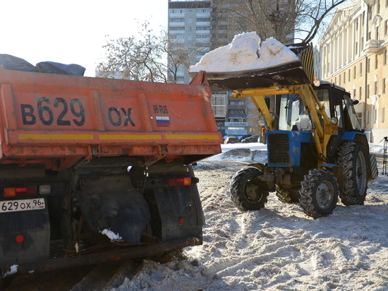 248 снегоуборочных машин расчищают дороги в Свердловской области