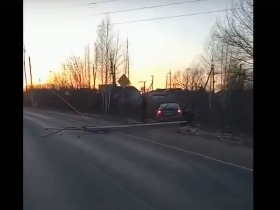 В Шиловском районе Рязанской области водитель автомобиля сбил столб