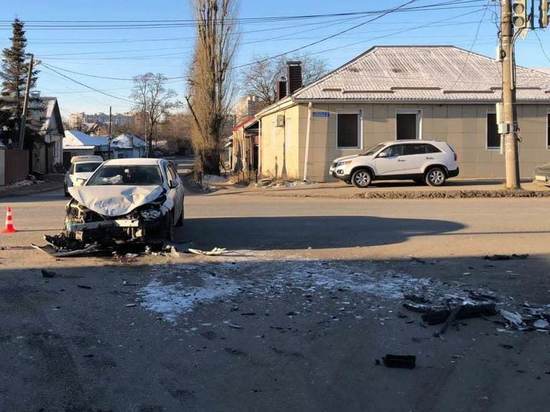 При столкновении двух авто в Воронеже пострадали 6 человек