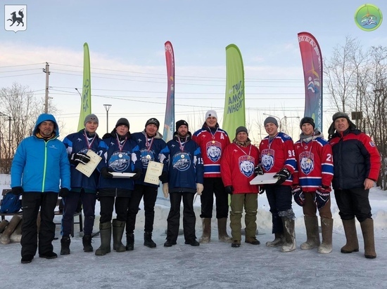 В Салехарде каток на Лебяжьем озере открыли чемпионатом по хоккею в валенках