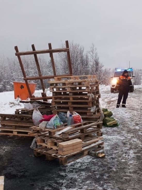 В Мурманской области помогают застрявшему на дороге водителю сломавшейся фуры