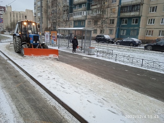 Более 800 дворников убирали улицы Петербурга после снегопада 4 декабря