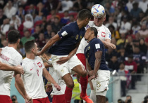 В Катаре продолжается плей-офф чемпионата мира по футболу. Сборная Франции продолжает защищать титул, но не может разобраться со старыми проблемами. Поляки стали главным разочарованием среди всех вышедших в 1/8 финала, но против французов провели лучший матч на турнире. Разбираемся в игре!