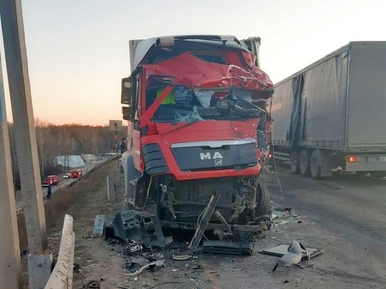 При столкновении трех грузовиков под Воронежем два водителя попали в Борисоглебскую больницу
