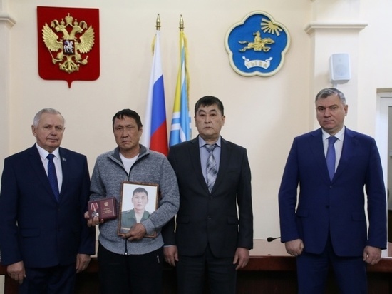 В Кызыле родным погибших военнослужащих вручены ордена Мужества