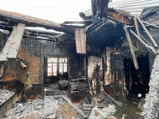 В Няндоме горел частично расселенный дом