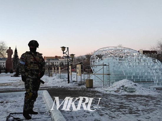 Фигуры военных из пластика и льда начали устанавливать на площади в Чите