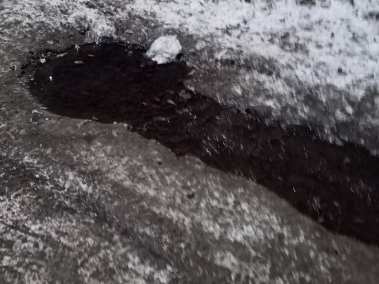 Улица Петрозаводска превратилась в каток из-за текущего люка